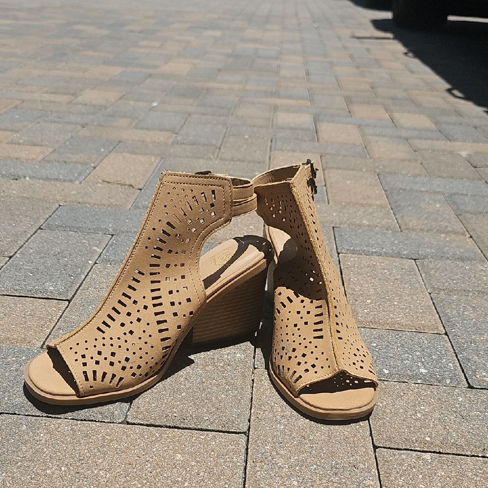True Craft Tan Sandals with Laser-Cut Design